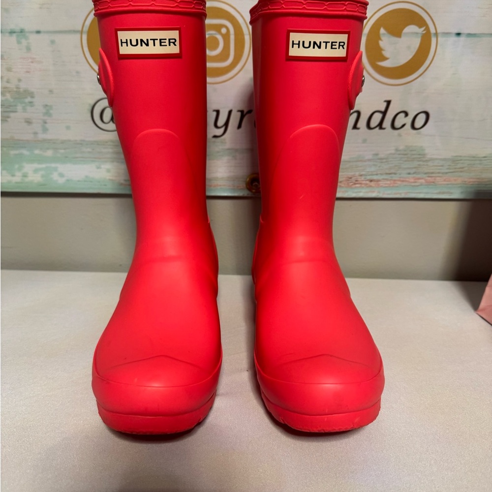 Barely used red womens Hunter size 6.